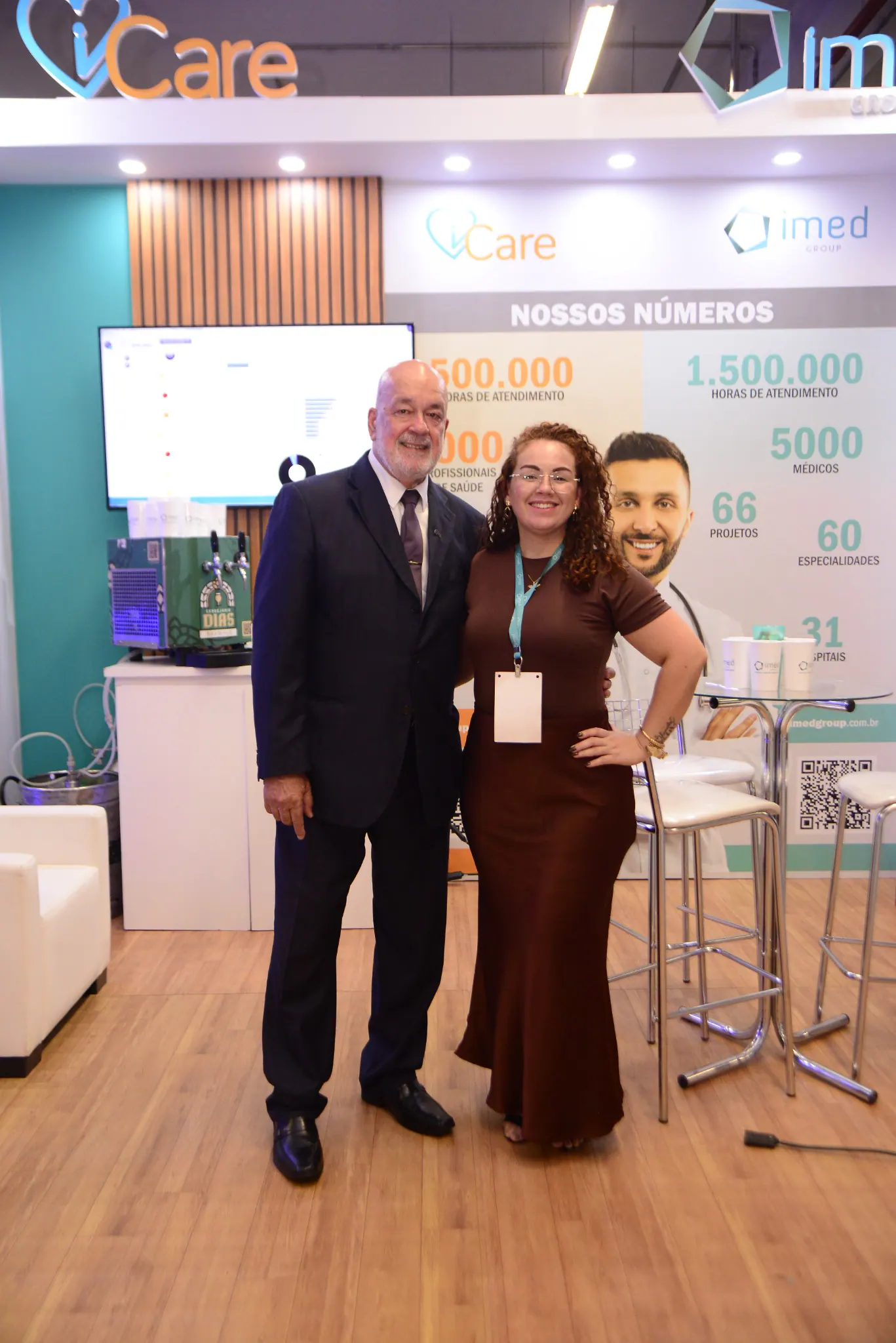 Profissionais conversando durante a feira